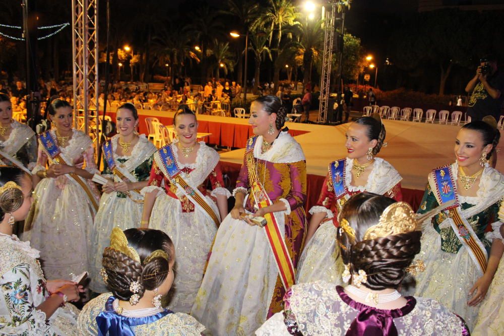 La recepción previa a las candidatas ha cambiado. Este año, en lugar del interminable conversación, casi una por una, de las 13 falleras se ha cambiado por un discurso general de Rocío...