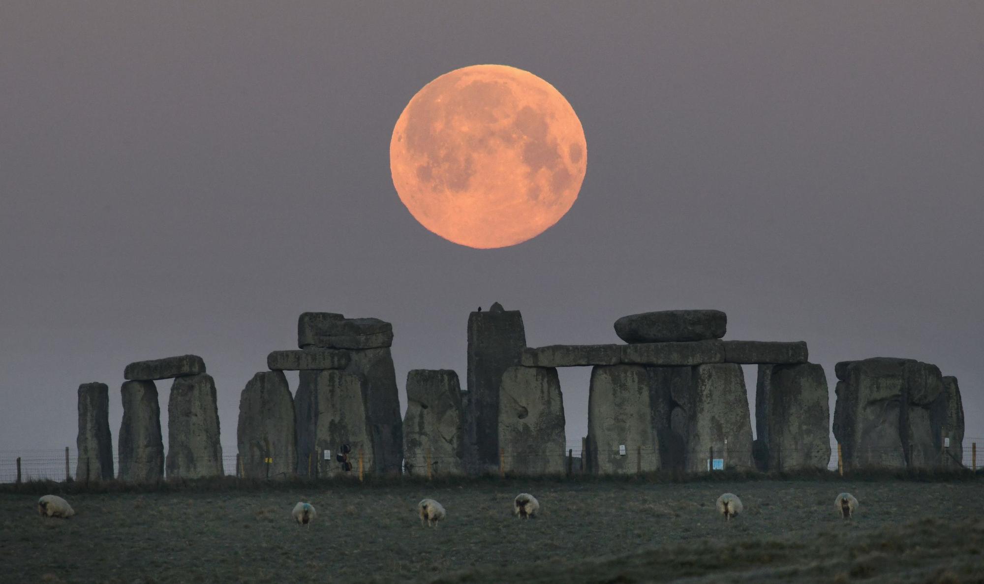 Stonehenge bajo la luz de la Luna