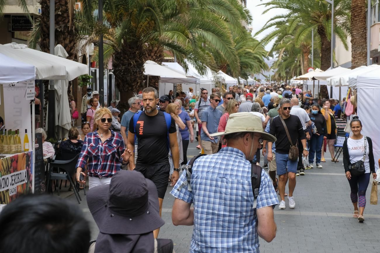 Cruceristas y feria comercial en Santa Catalina