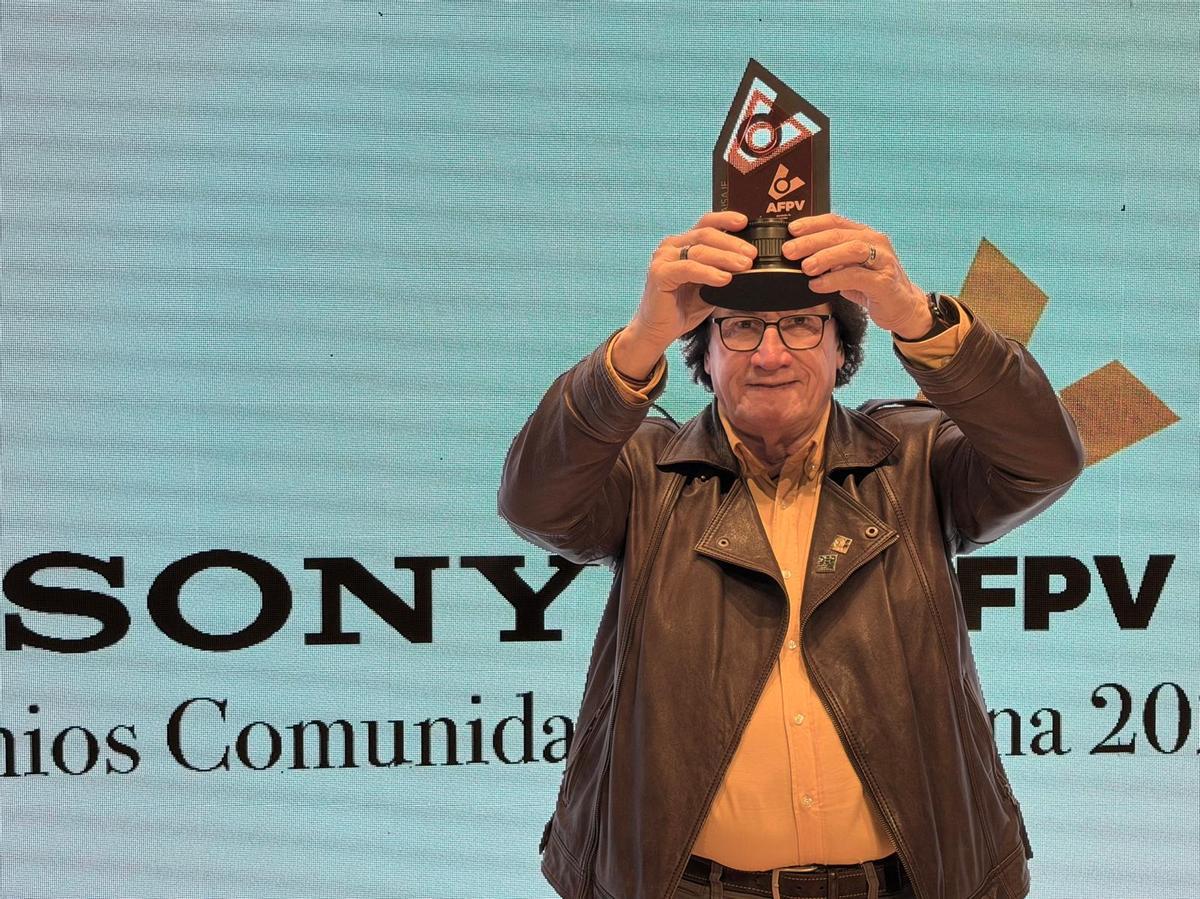 Rafer recogiendo su premio en la Comunidad Valenciana