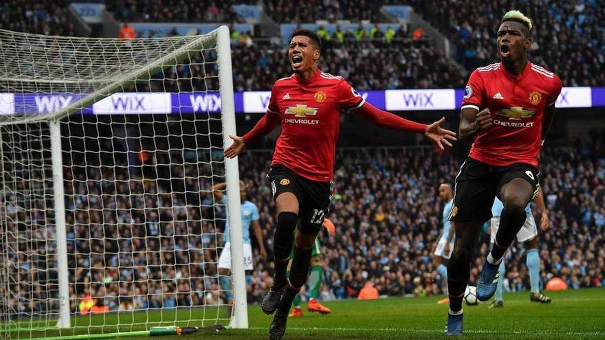 Smalling y Pogba celebran el tercer gol del United en el estadio del Manchester City. // Reuters