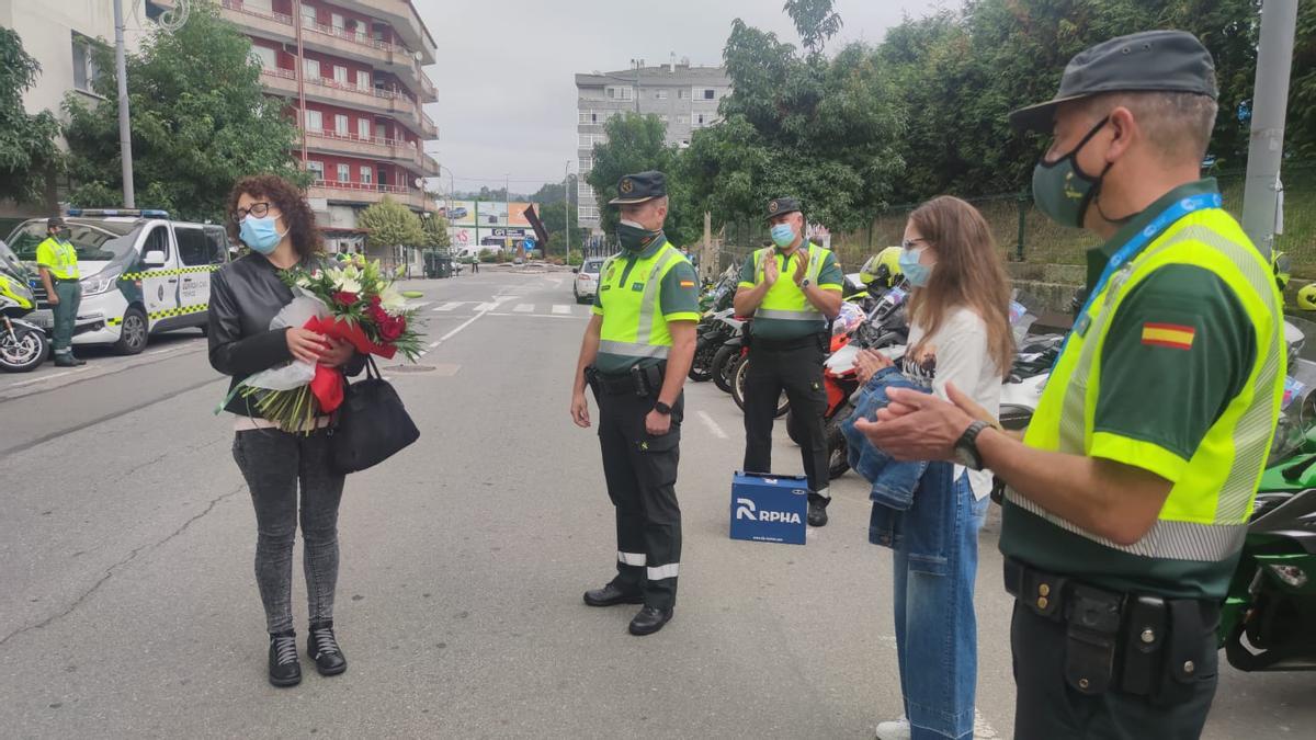 La viuda, emocionada, recibió el ramo de flores de manos de uno de los compañeros de la víctima.