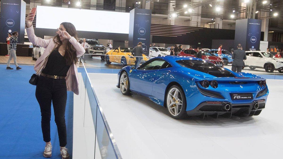 Una mujer se hace un 'selfie' junto al Ferrari F8 Tributo.