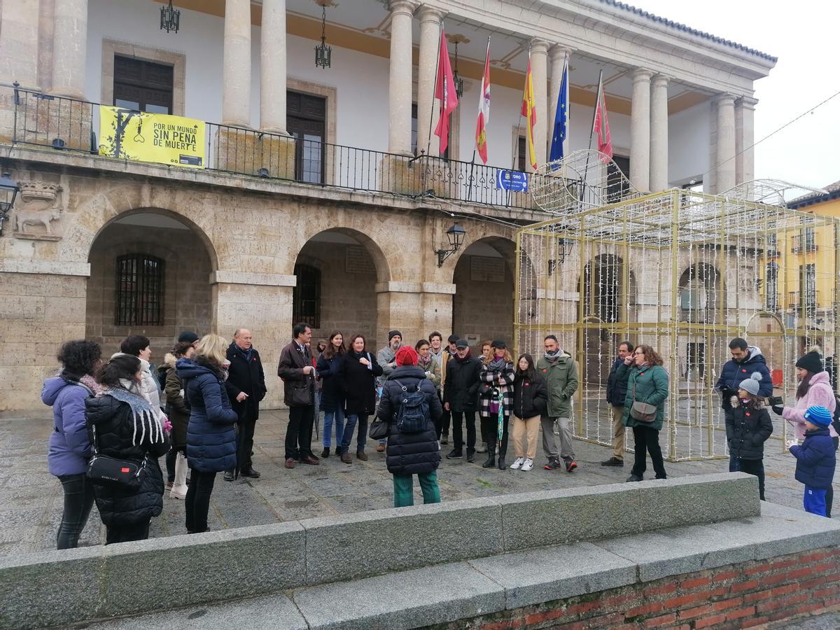 Los participantes en la visita guiada inician el recorrido en la Plaza Mayor