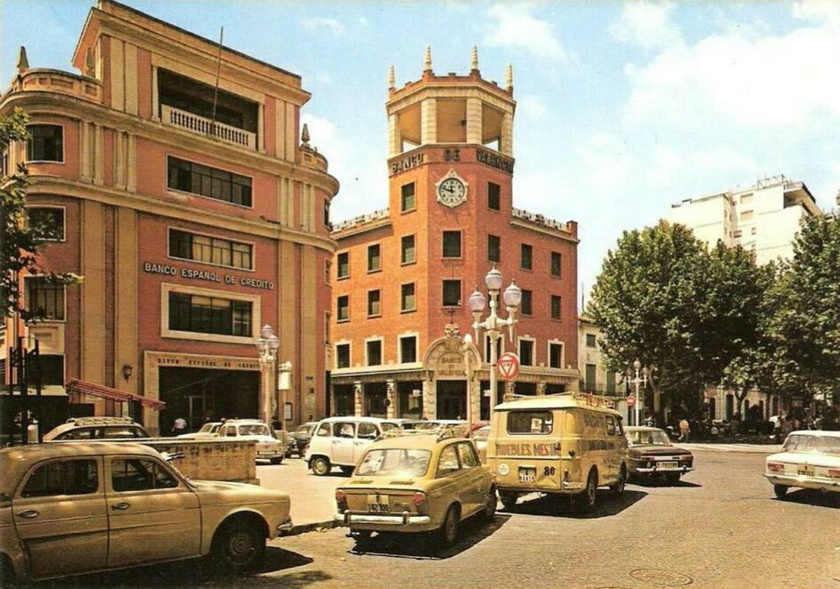 El inmueble junto al del Banco de València en una imagen de los años 70.