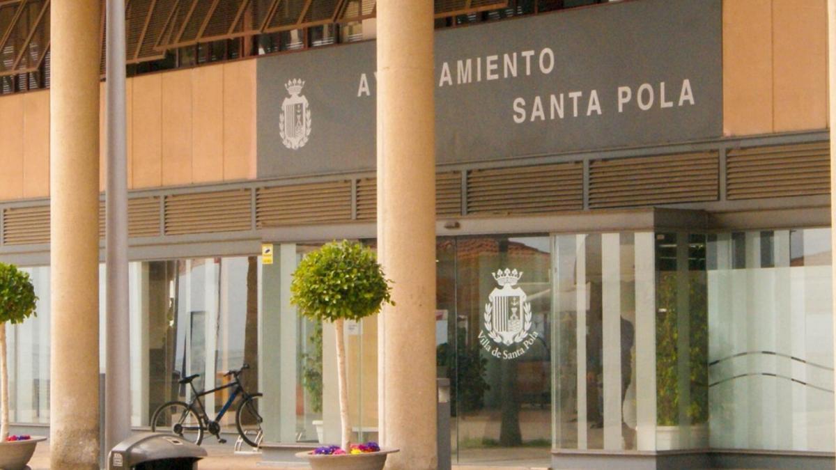 Fachada principal del Ayuntamiento de Santa Pola, donde el PSOE denuncia deficiencias en el portal de transparencia