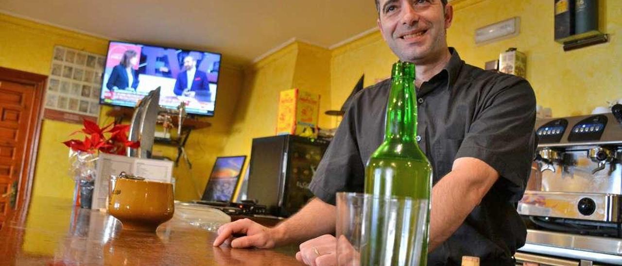 José Ángel de la Fuente tras la barra de su restaurante-sidrería, La Espuela, en la localidad llanisca de Cue.