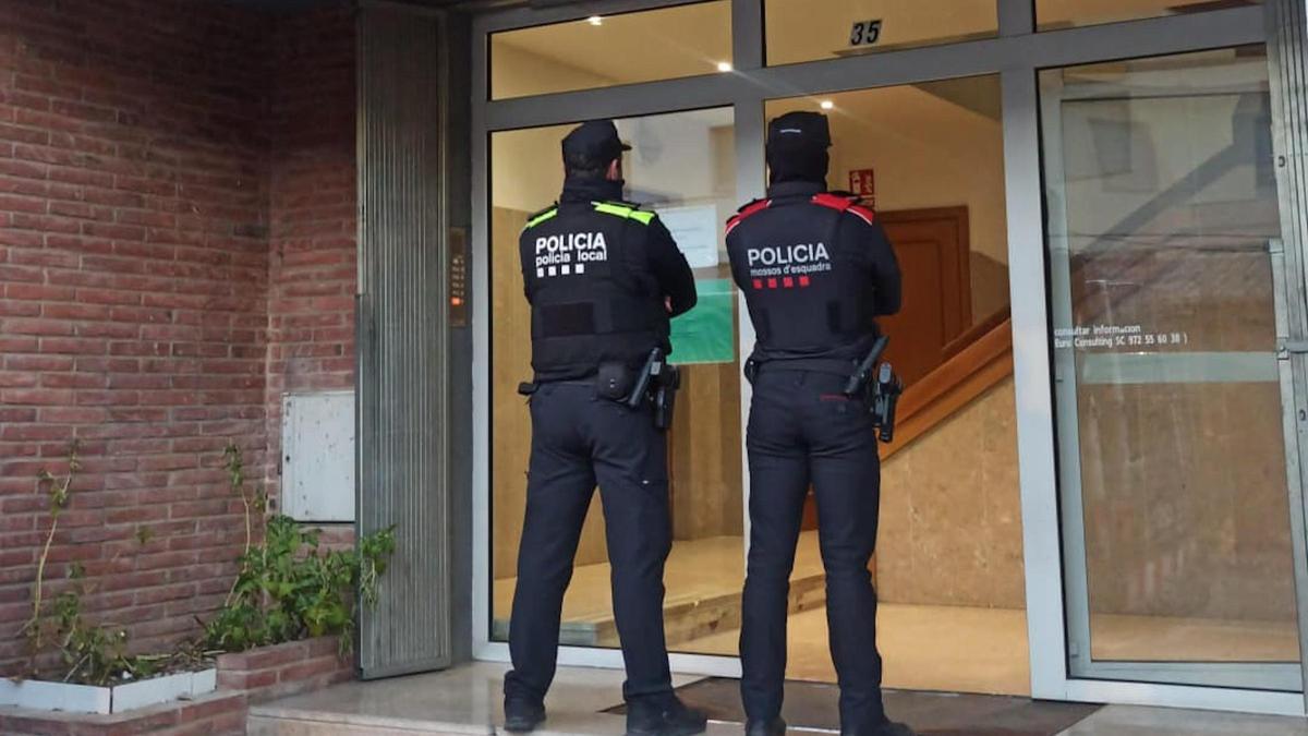 Un agent de la Policia Local de la Jonquera i un altre dels Mossos d'Esquadra en un operatiu contra cultius de marihuana