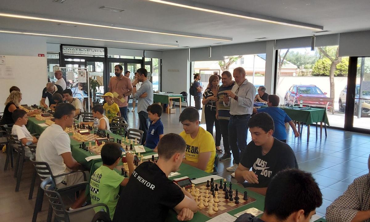 Jóvenes participantes en el festival de ajedrez