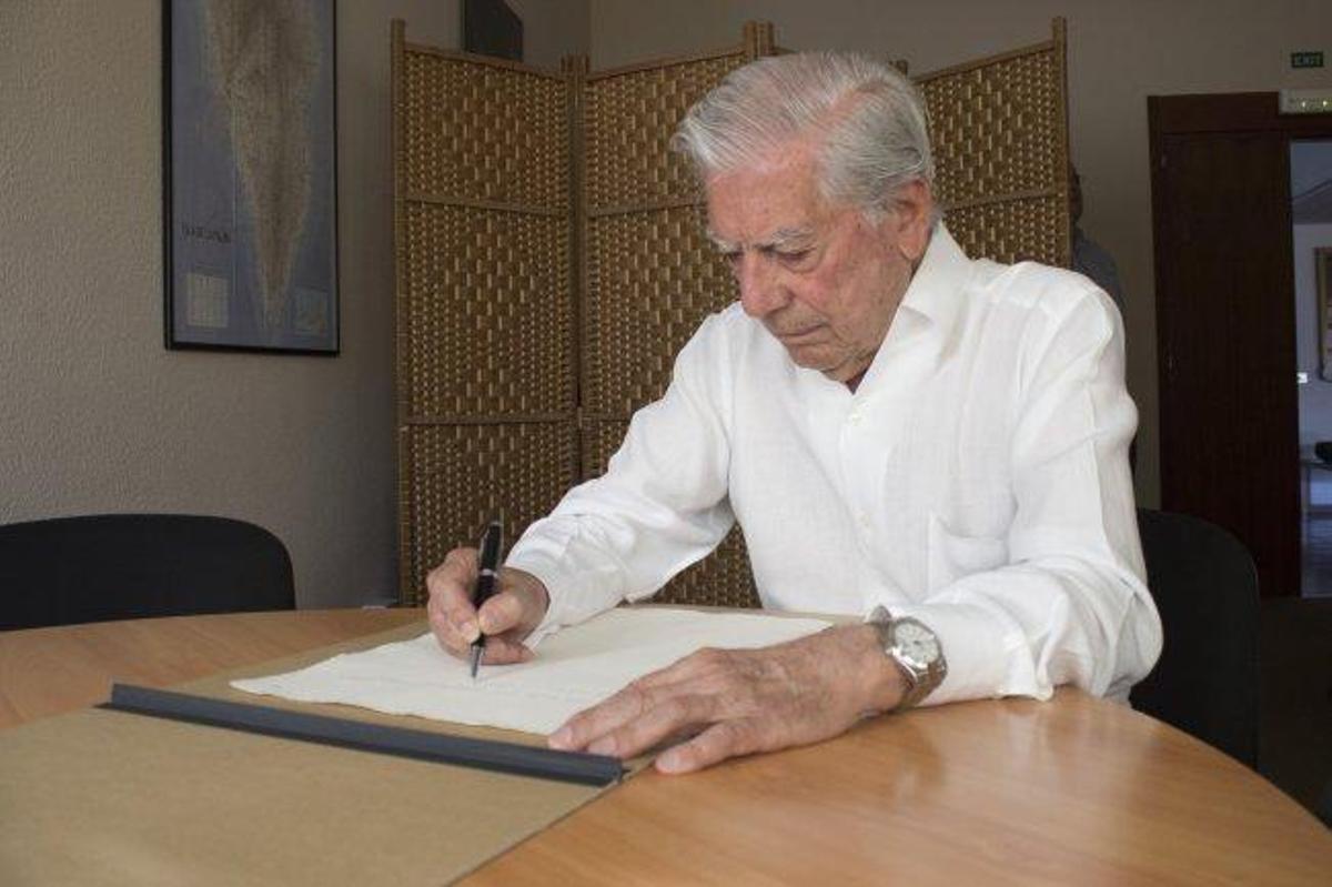 Vargas Llosa firma el libro de honor del Observatorio del Roque de Los Muchachos.