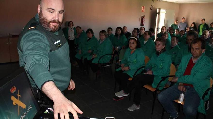 Roberto Carrio, ayer, durante su charla a los usuarios de Adepas en Noreña.