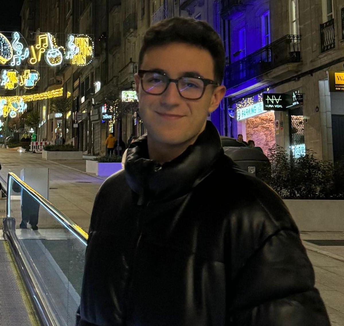 Javier Alén tiene 19 años 
y milita en un partido político.