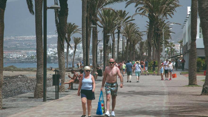 Turistas pasean por Playa de las Américas, en el sur de Tenerife, uno de los destinos predilectos del turista británico.