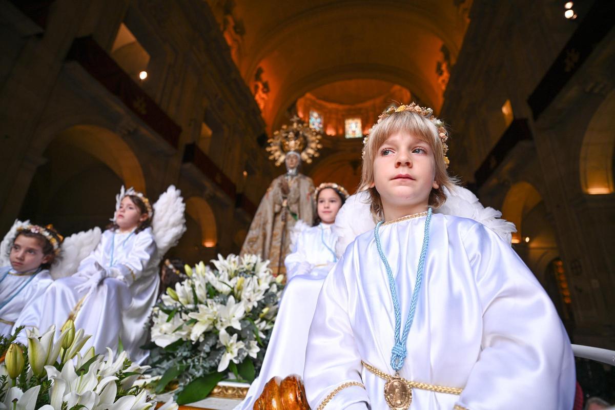 La procesión de la patrona de Elche en el 'Trono dels Angelets', en imágenes