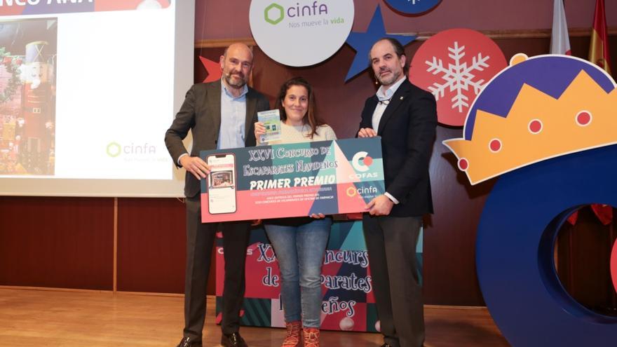 La entrega del premio a la farmacia de Ana Valle Blanco.