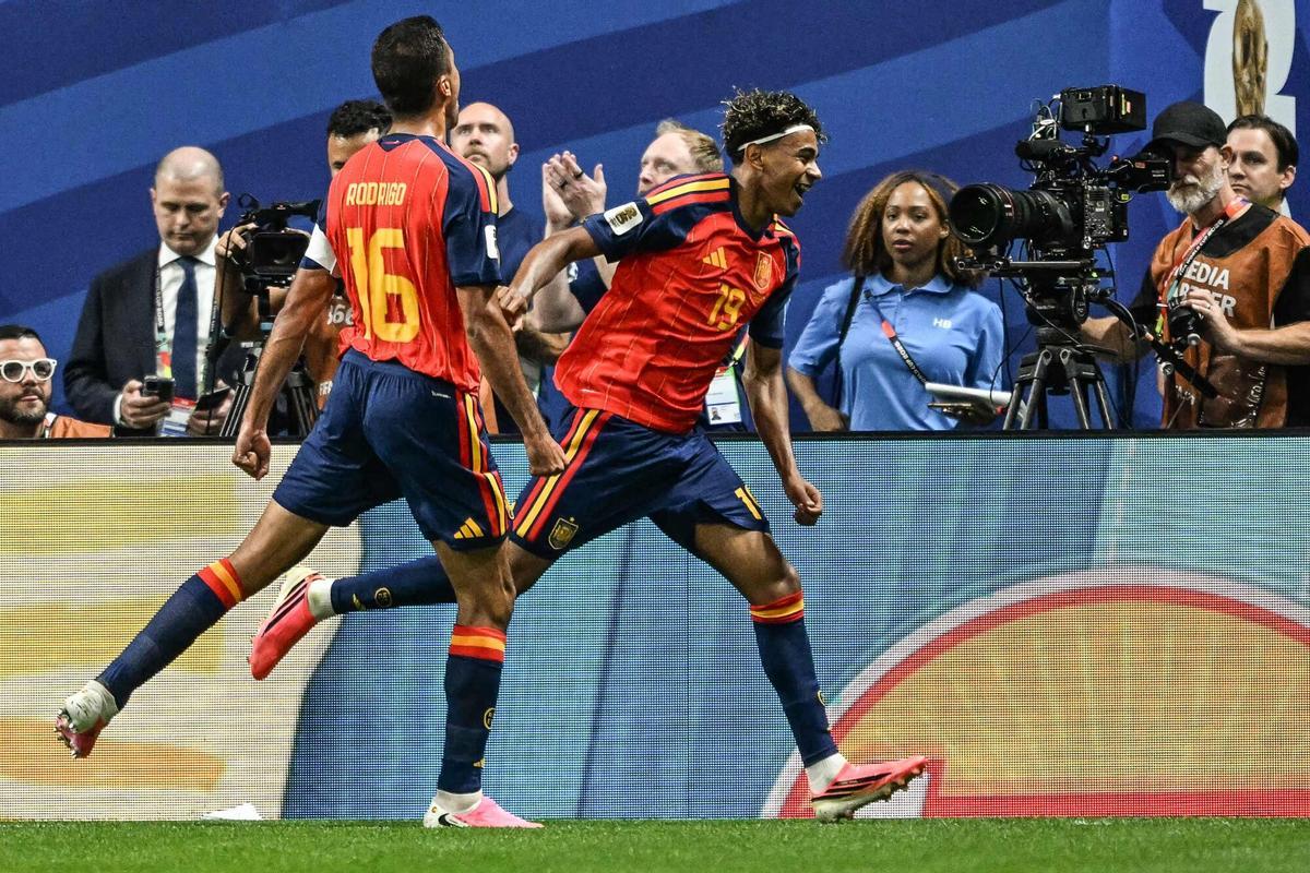 Spain's forward #19 Lamine Yamal (R) celebrates after scoring the opening goal during the 2026 World Cup Group H football match between Spain and Saudi Arabia at the Atlanta Stadium in Atlanta on June 21, 2026. (Photo by ROBERTO SCHMIDT / AFP)