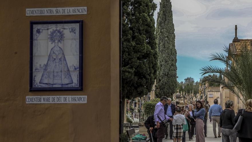 Alumnos de un instituto conocen la historia local a través de las sepulturas del Cementerio Viejo de Elche