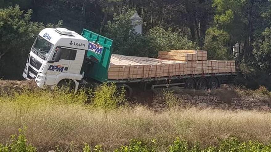 El camión encallado en el ribazo de un camino rural en Algra de Palància.