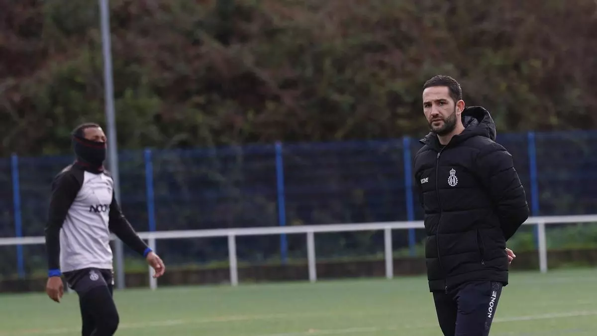 Dani Vidal confirma una baja en el Avilés y avala al último gran fichaje blanquiazul: "Tiene hambre por jugar aquí y para mí eso es muy importante"