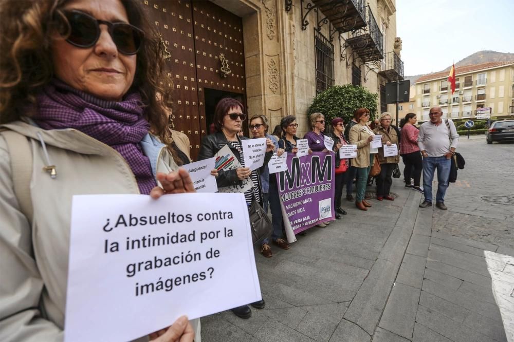 Las redes convocaron a decenas de personas en la movilización de Orihuela por la sentencia de La Manada.