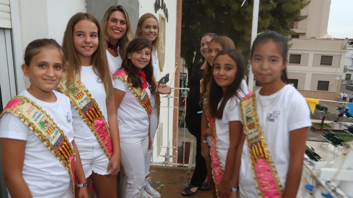 Reina y damas, junto la alcaldesa, en el momento de disparar el &#039;Xupinazo&#039;.