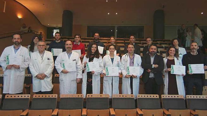 Foto de familia de los investigadores de Son Espases premiados posando en el salón de actos del hospital de referencia.