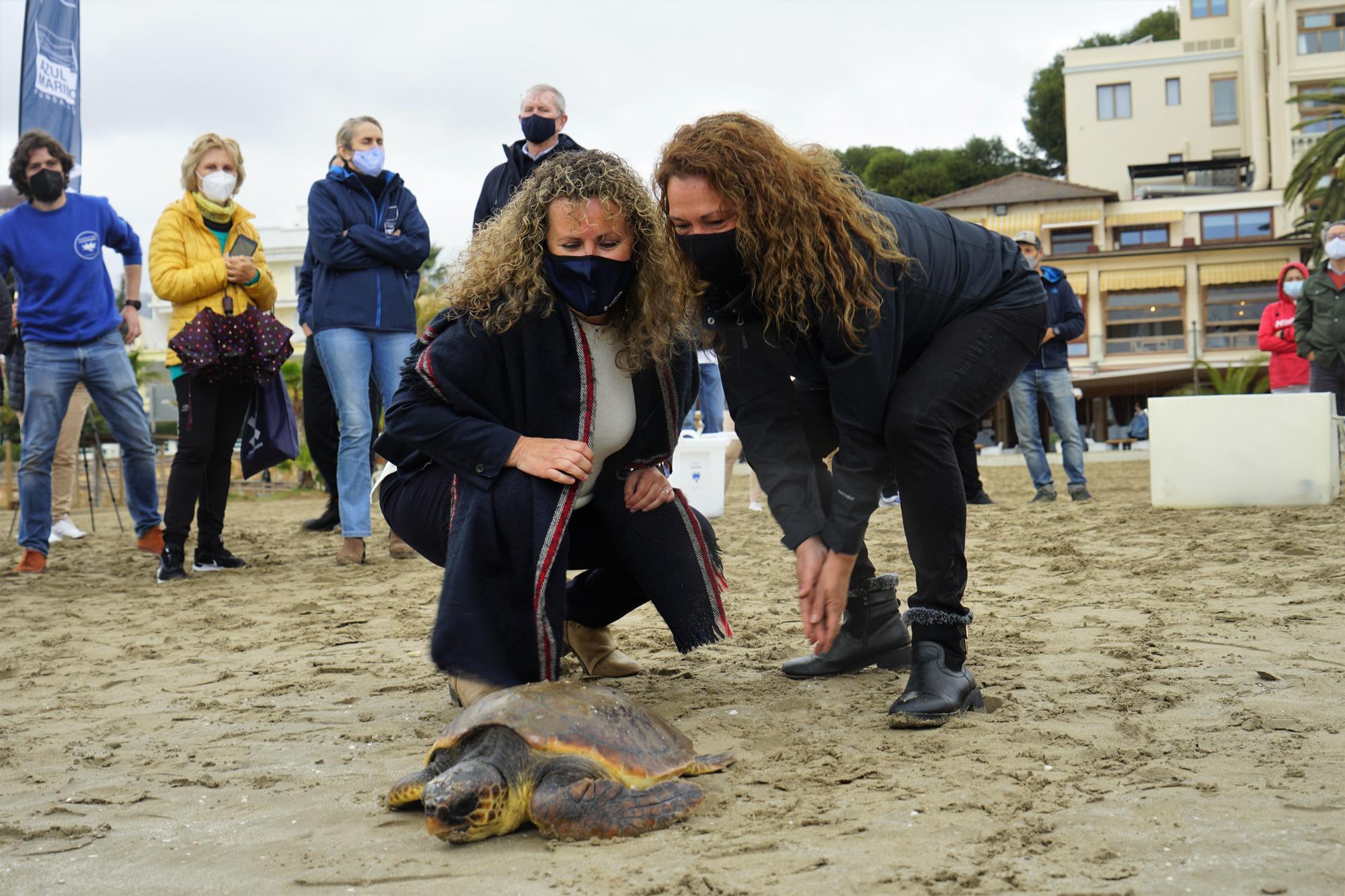 Cristina Fernández y Elena Llobell, antes de soltar a la tortuga.JPG