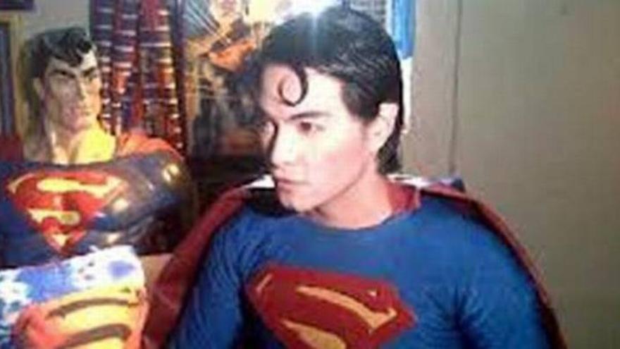 Un filipino se opera 16 veces para parecerse a Superman