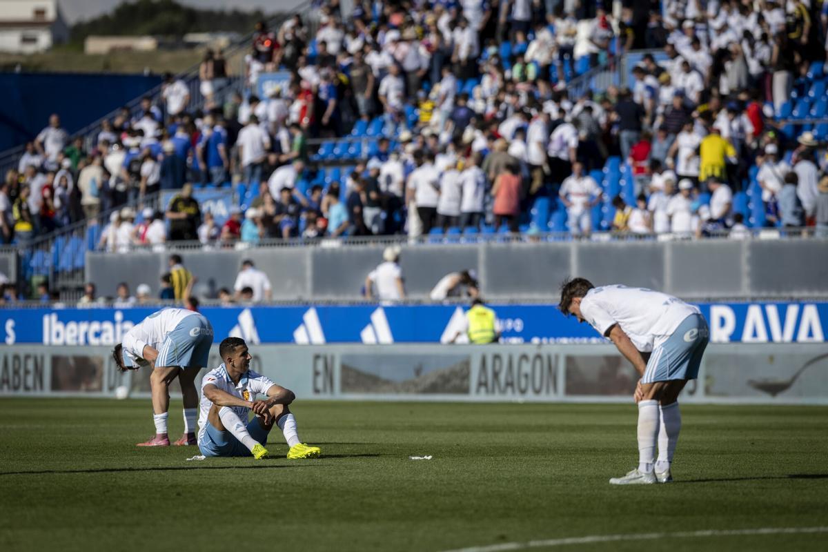 Marcos Cuenca, El Yamiq y Dani Gómez, abatidos tras el empate ante el Ceuta en el Ibercaja Estadio.