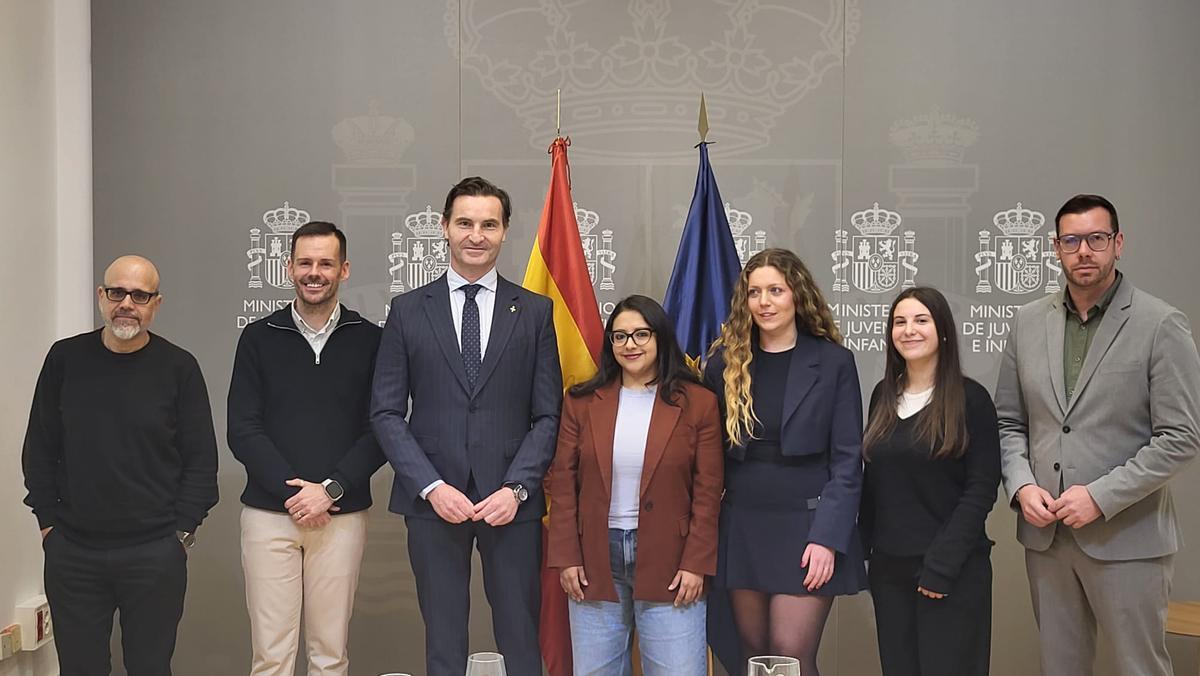 Por la izquierda, Marcos Juez, Carlos Llaca, Jorge González-Palacios, Margarita Guerrero, Yurena Sabio, Laura Menéndez y Saúl Gómez, en el Ministerio de Juventud e Infancia.