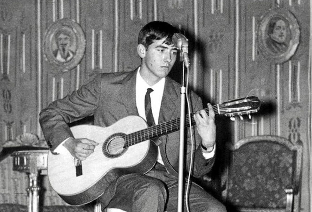 Joan Manuel Serrat, en su primer concierto, en el Centre Cultural L'Avenç.