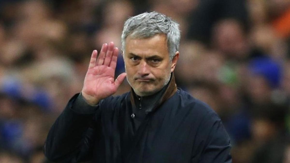 Mourinho saluda a los aficionados del Chelsea.