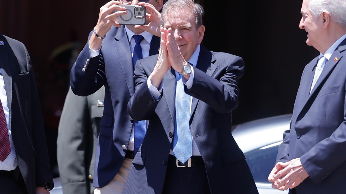 González Urrutia saluda desde Buenos Aires a asilados en la embajada argentina