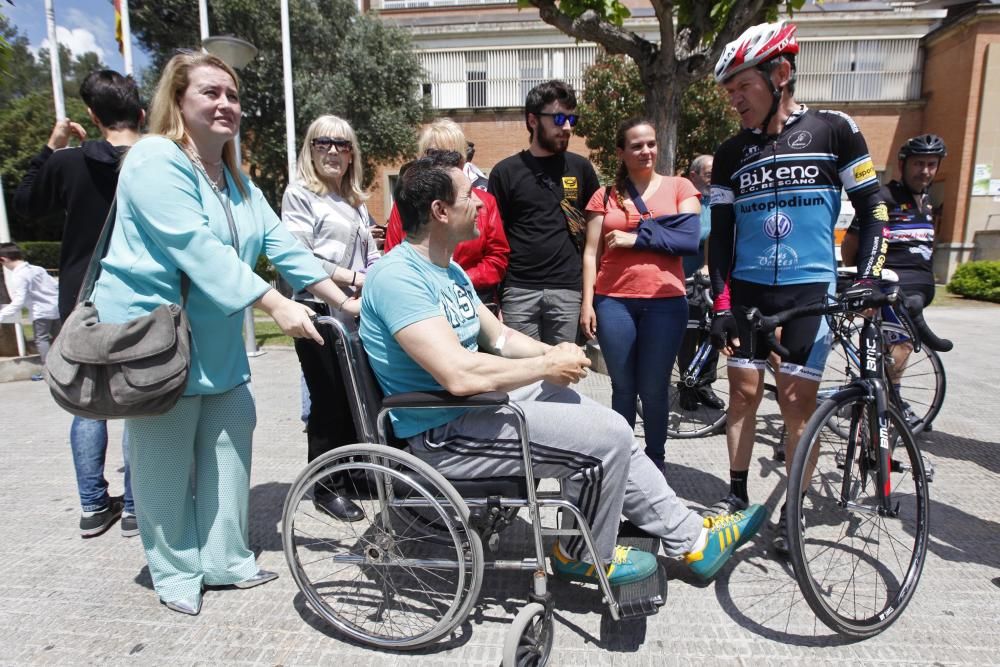 Ciclistes donen suport al medallista olímpic Josep Antoni Escuredo en sortir de l''hospital després de ser atropellat per un taxista