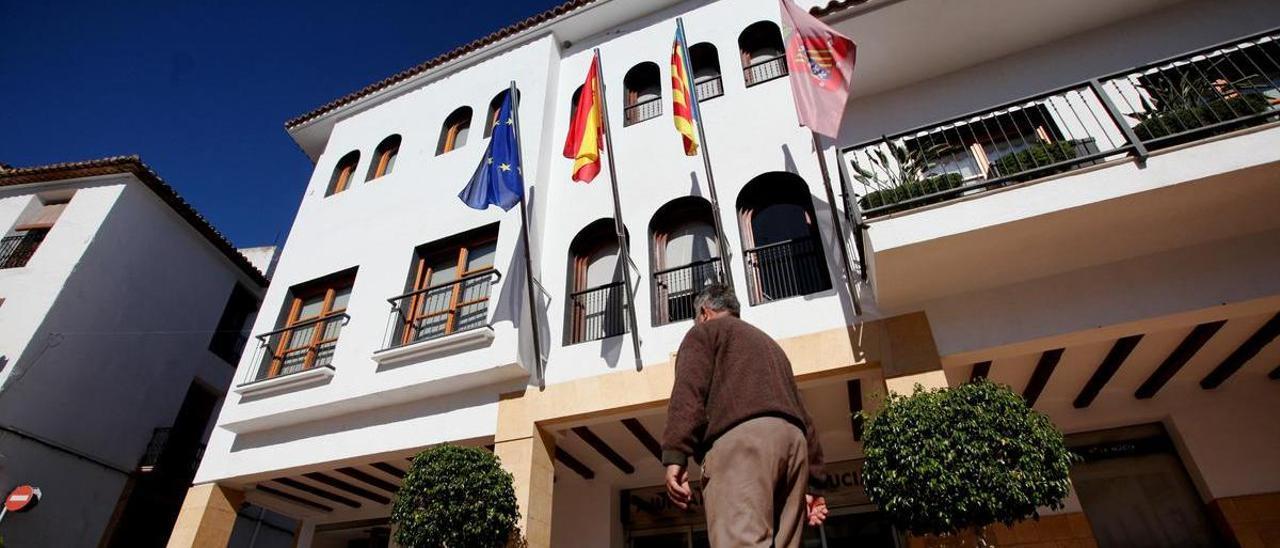 Fachada del Ayuntamiento de La Nucía, el municipio con más deuda de la Marina Baixa y el quinto de la provincia de Alicante.