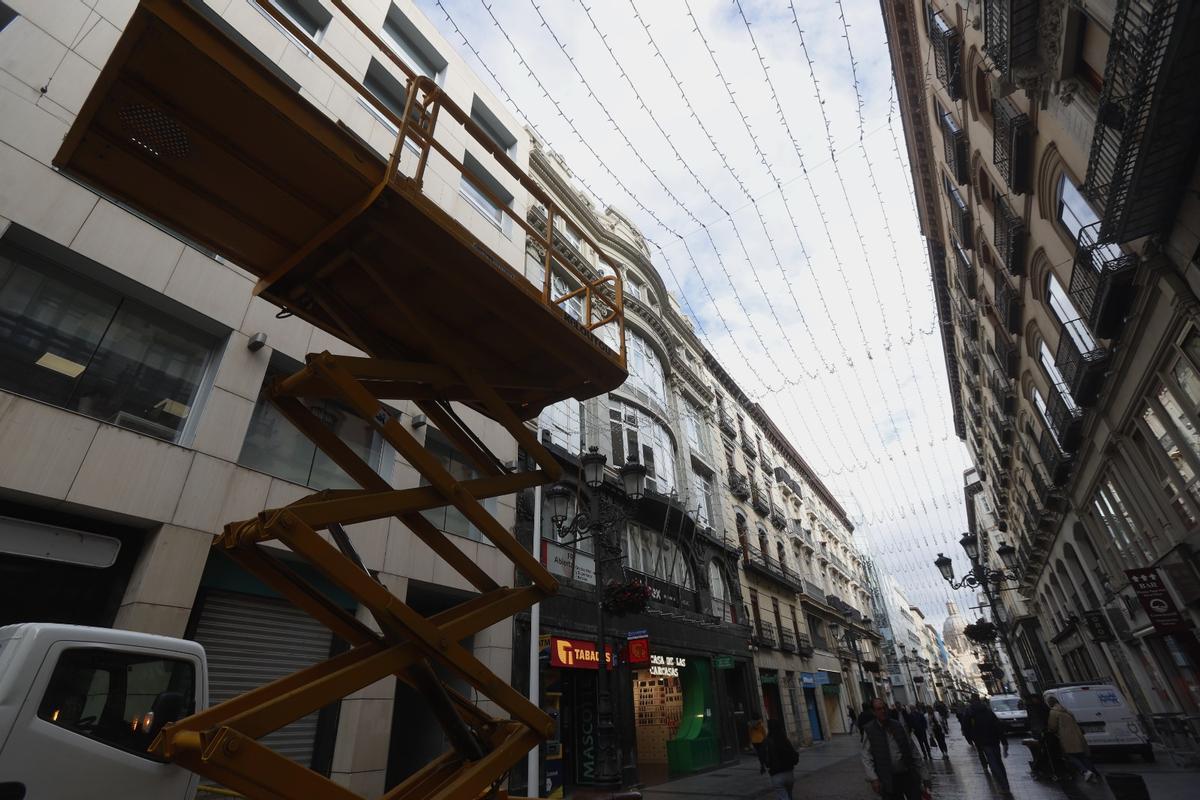 EN IMÁGENES | Las calles de Zaragoza se engalanan con las luces de Navidad