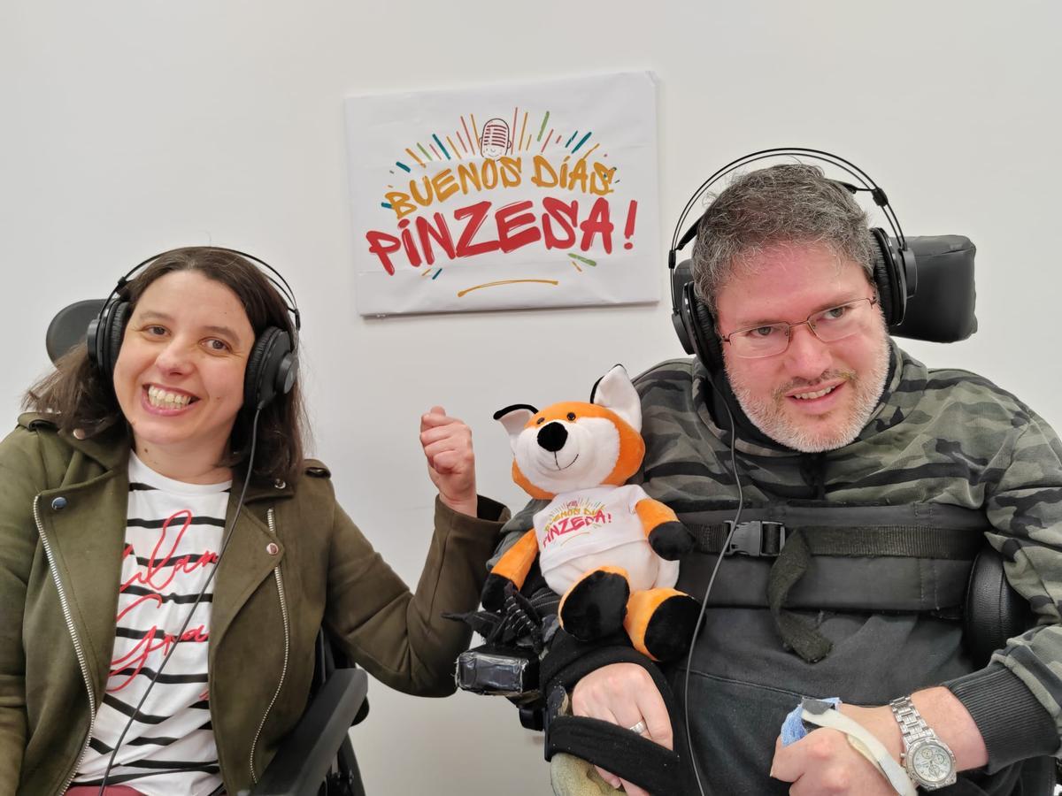 Los presentadores con Prinzeso, la mascota del podcast.