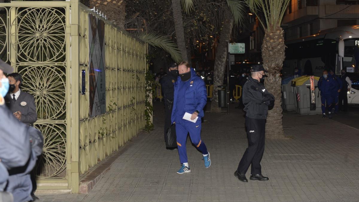 Ronald Koeman a su llegada al hotel Huerto del Cura de Elche