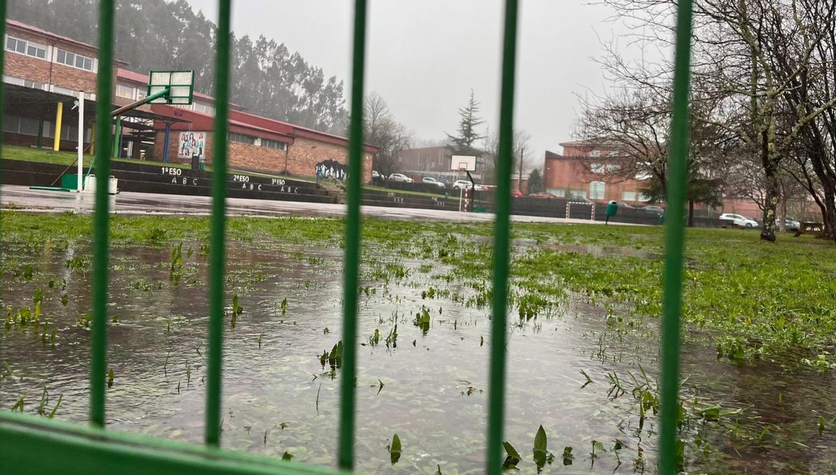 El jardín del IES García Barros se encuentra prácticamente inundado |
