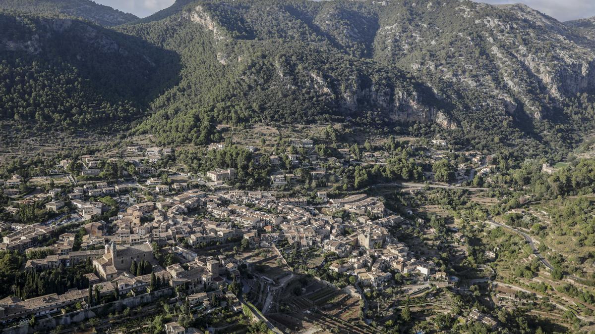 Vista aérea del pueblo de Valldemossa, en la Serra de Tramuntana.