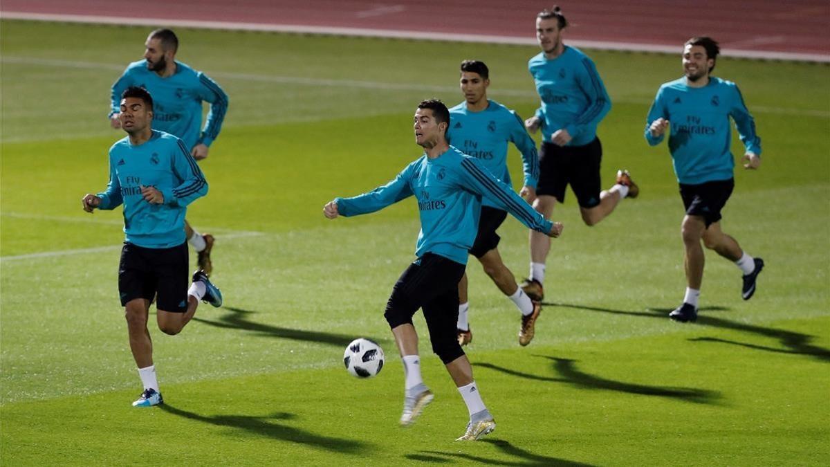 Jugadores del Madrid, durante el entrenamiento de este viernes