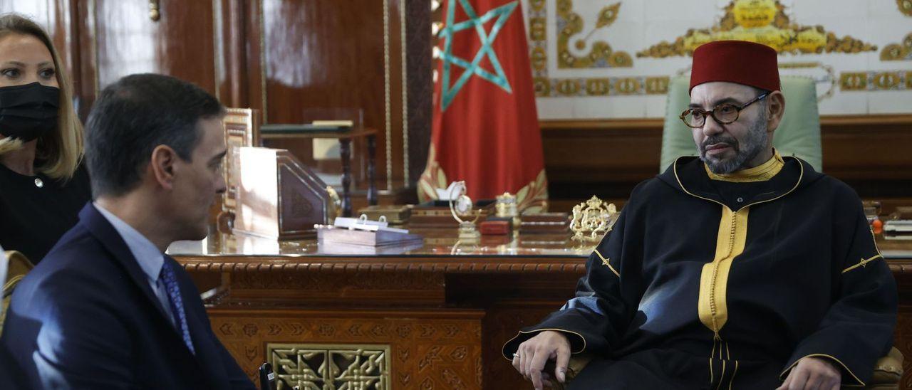 Recepción del rey Mohamed IV al presidente Pedro Sánchez, anoche, en el Palacio Real de Rabat.