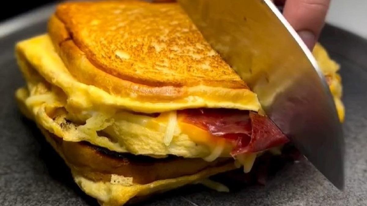 Sandwich de jamón, queso y huevo