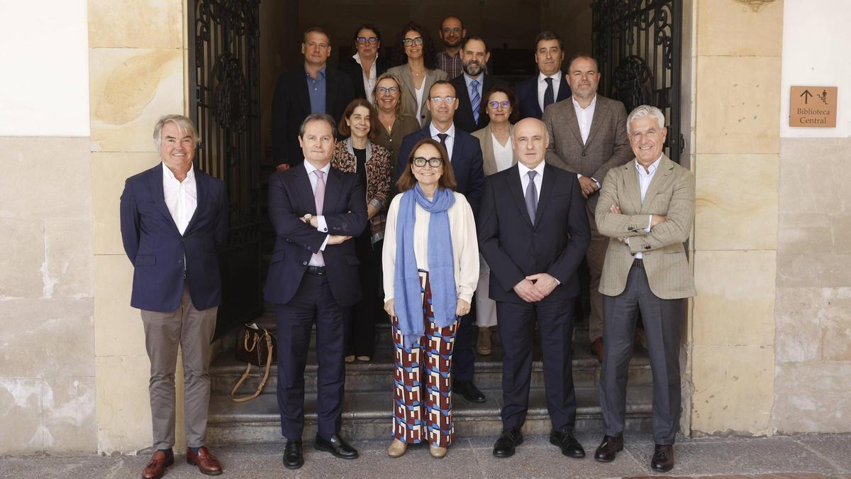 En la primera línea, Antonio Suárez (Seresco), Eduardo González (KPMG), Carmen Benavides (Decana), Antonio González (R3 PWM), Carlos Ranera (Ontier); en la segunda, Margarita Argüelles (vicedecana), Belén Álvarez (vicedecana), Miguel Travieso (Caja Rural), Cristina Robles (vicedecana) y Carlos Paniceres (Cámara de Oviedo); en la tercera fila, Jorge Enriquez (Fade), Begoña González-Busto (vicedecana), María José García Salgado (Secretaria Académica), André Carrascal (vicedecano), Pablo Sánchez Lorda (vicedecano) y Conrado Cea (PwC).