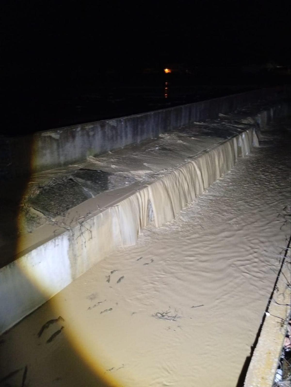 La caída de un muro por acumulación de agua corta la circulación ferroviaria entre Córdoba y Jaén