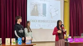 Los alumnos del IES Río Nora homenajean a la escritora Mónica Rodríguez: "La literatura nos habla de la emoción y nos ayuda a conocernos mejor"
