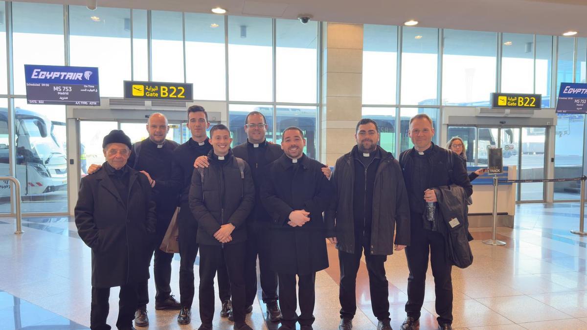 Los religiosos, a salvo en el aeropuerto de El Cairo tras el periplo para salir de Tierra Santa.