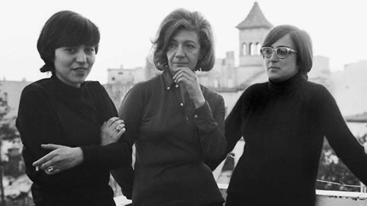 Esther Tusquets (derecha) mirando a Ana María Moix (izquierda), en el centro la escritora Ana María Matute.