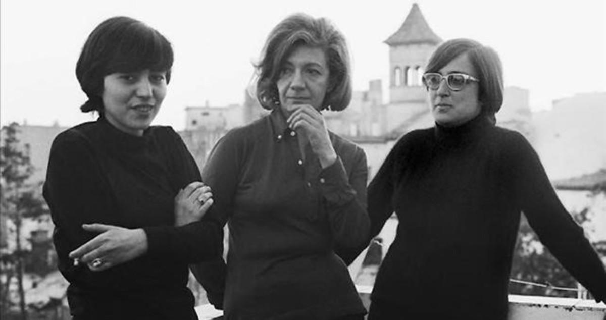 Esther Tusquets (derecha) mirando a Ana María Moix (izquierda), en el centro la escritora Ana María Matute.