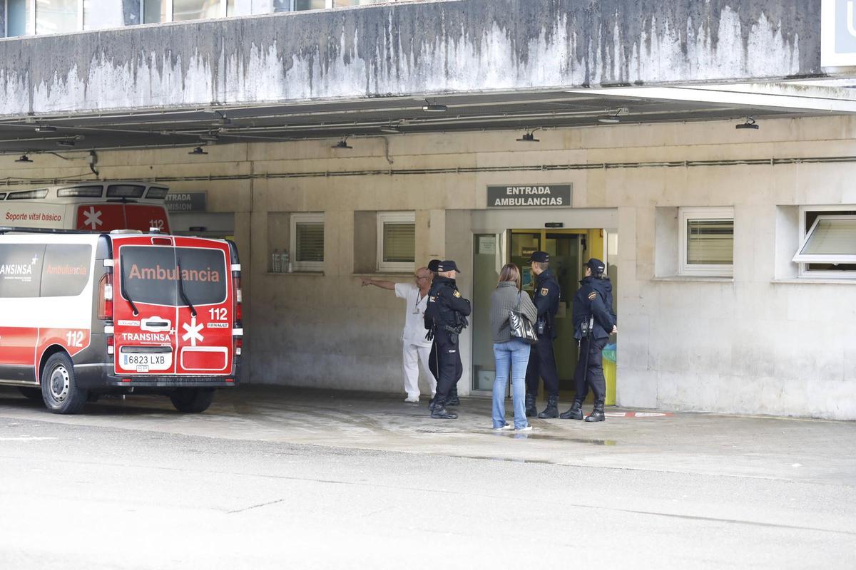 Despliegue policial a la puerta de urgencias del Hospital Valle del Nalón